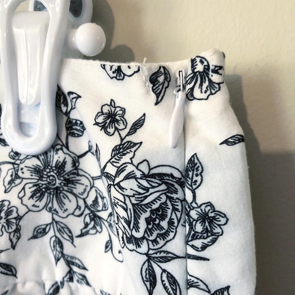 NWOT Gorgeous Mini Skirt - Picture 4 of 4